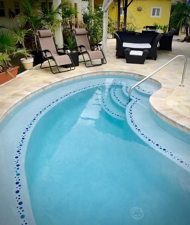 Stone Throw Apartment Oranjestad
